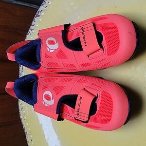 PEARL iZUMI Orange AND BLACK.  sz 37  new wot